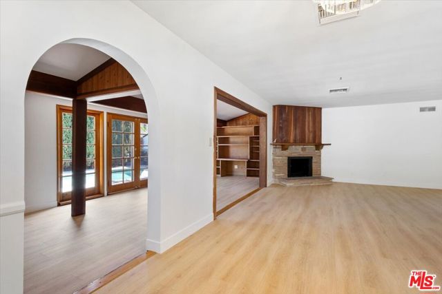 12848 Tiara Street, Valley Village CA: https://media.crmls.org/mediaz/63560091-276b-4685-bc3d-bdec228d2389.jpg