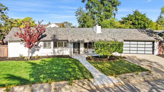15640 Gardenia Way, Los Gatos CA: https://media.crmls.org/mediaz/6357e44c-2f9d-4f42-890d-66f935ed749c.jpg