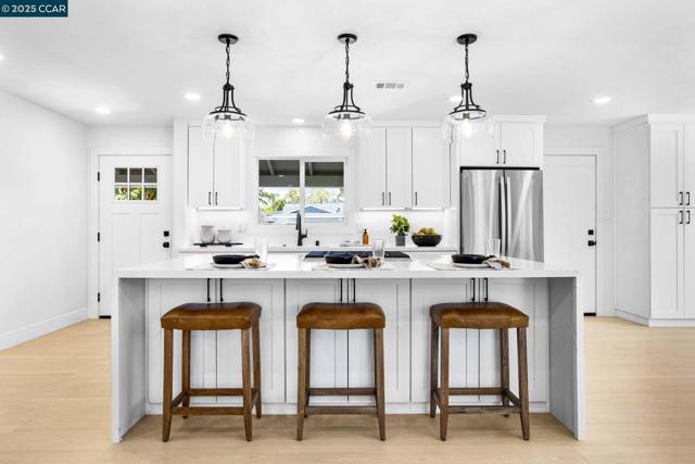 4650 Regina Ln, Concord CA: https://media.crmls.org/mediaz/6357f500-b693-4cb0-8cdf-312592f8ea3f.jpg