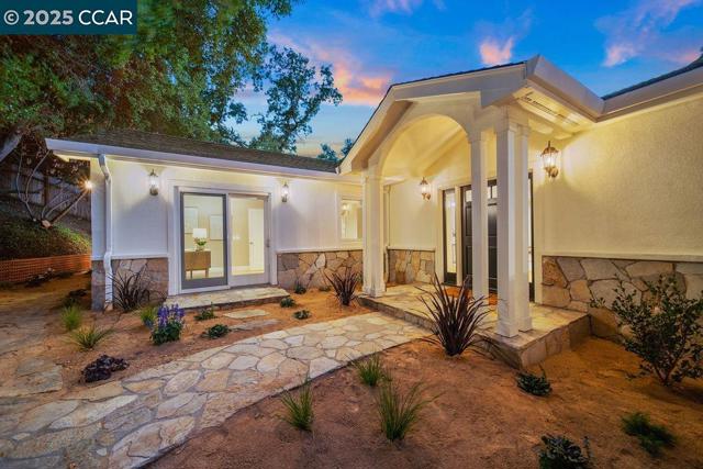921 Foye Drive, Lafayette CA: https://media.crmls.org/mediaz/63581375-bd7a-4e50-b37b-a1c6169c1c00.jpg