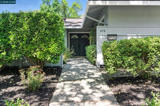 575 Old Orchard Dr, Danville CA: https://media.crmls.org/mediaz/635879e4-2136-458d-acc2-16ac17fa3b5c.jpg