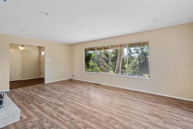 2592 Caballo Ranchero Dr, Diablo CA: https://media.crmls.org/mediaz/63588441-95a2-4150-8803-cf6925501939.jpg