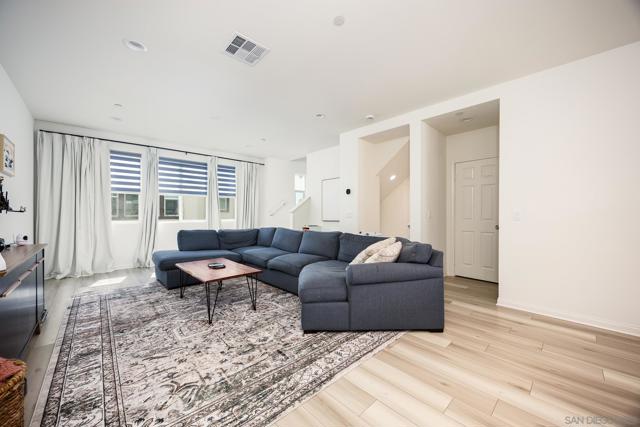 210 Liberty Way, Oceanside CA: https://media.crmls.org/mediaz/6358a4e4-4dc2-46ee-856a-0c4c388dd8c9.jpg