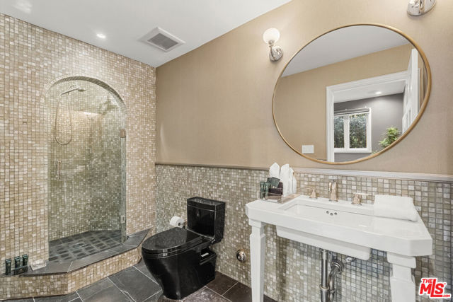 8828 Thrasher Avenue, Los Angeles CA: https://media.crmls.org/mediaz/6358bd5a-16bf-4827-802d-a4cc77831b2f.jpg