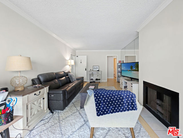1538 11th Street, Santa Monica CA: https://media.crmls.org/mediaz/63595ffa-975c-45c0-aa9a-5dfb61c3f189.jpg