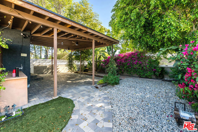 1100 N Ontario Street, Burbank CA: https://media.crmls.org/mediaz/635976cb-7601-4470-8f94-504fb6a7542c.jpg