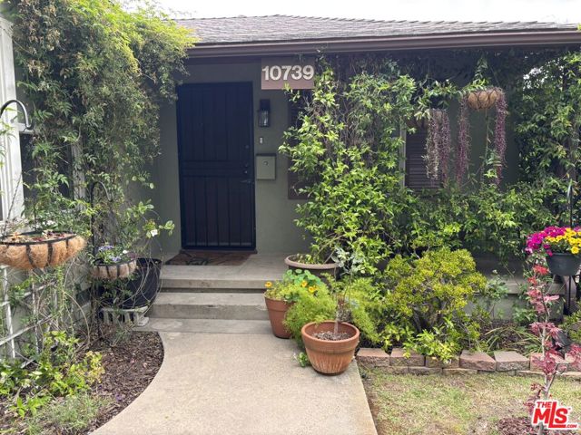 10739 Jefferson Boulevard, Culver City CA: https://media.crmls.org/mediaz/635a50f5-cf86-4bc1-943b-739aae7d37b3.jpg
