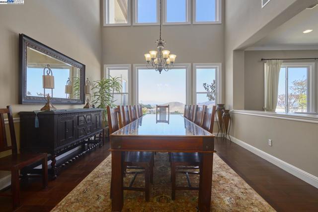 3272 Ashbourne Cir, San Ramon CA: https://media.crmls.org/mediaz/635b6cb8-76c1-4628-a601-274f6f9719a4.jpg
