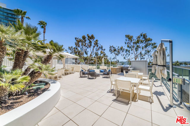 13700 Marina Pointe Drive, Marina del Rey CA: https://media.crmls.org/mediaz/635b90b3-b9ea-46d5-8561-4124466be563.jpg
