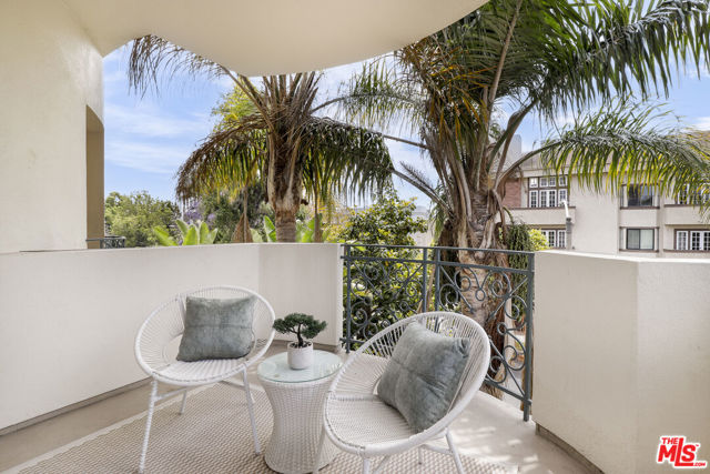 1862 S Bentley Avenue, Los Angeles CA: https://media.crmls.org/mediaz/635c29c9-f73a-472a-9182-de2592081ab1.jpg
