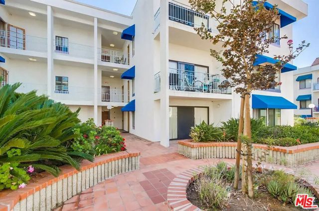 8324 Regents Road, San Diego CA: https://media.crmls.org/mediaz/635c851c-8099-429e-ae28-7829c74941bb.jpg