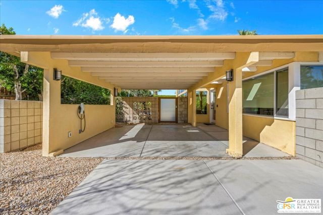 1554 E San Lucas Road, Palm Springs CA: https://media.crmls.org/mediaz/635dc0a4-014c-4092-b6a9-807284a0b758.jpg