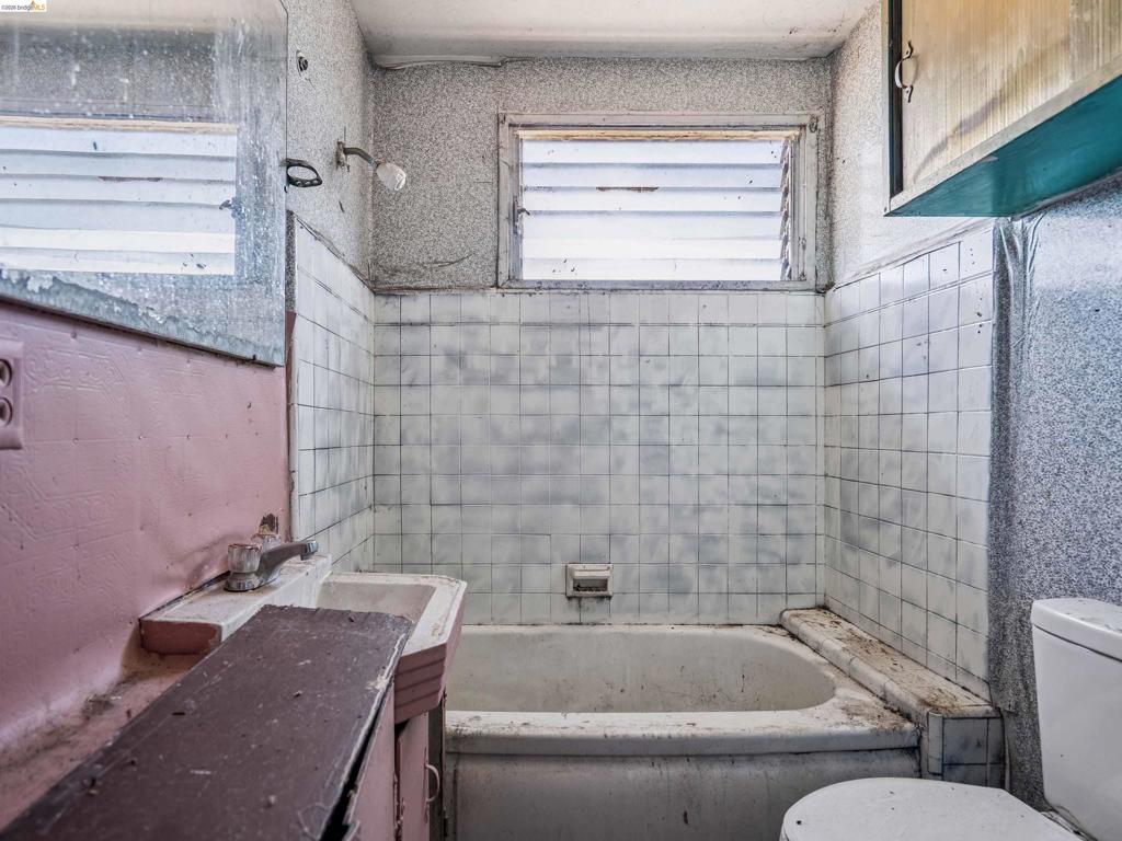 https://media.crmls.org/mediaz/635dd8c5-9703-4bea-aa96-5c730cc7f769.jpg?preset=X-Large