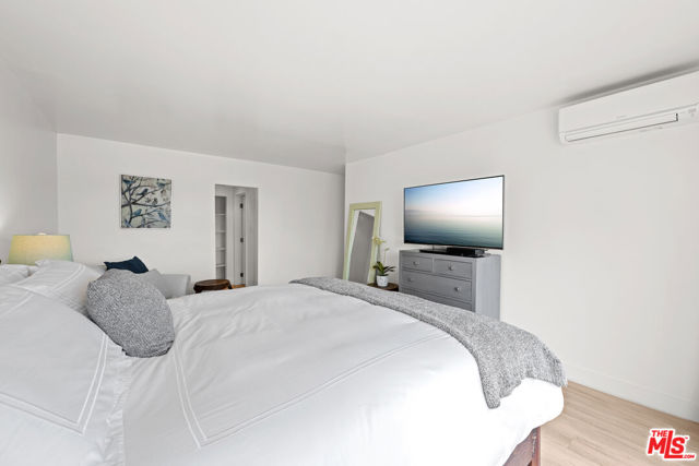 23908 De Ville Way, Malibu CA: https://media.crmls.org/mediaz/63604919-2a7c-4020-a91b-6dcc8cf470ed.jpg