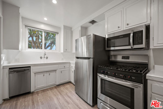 605 S Barrington Avenue, Los Angeles CA: https://media.crmls.org/mediaz/63609daf-f9a2-4abb-b3dd-e1d075460ab8.jpg