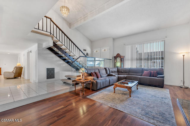 2108 N Brower Street, Simi Valley CA: https://media.crmls.org/mediaz/63609e6a-b0f4-4848-9afe-cfc2a0a6b392.jpg