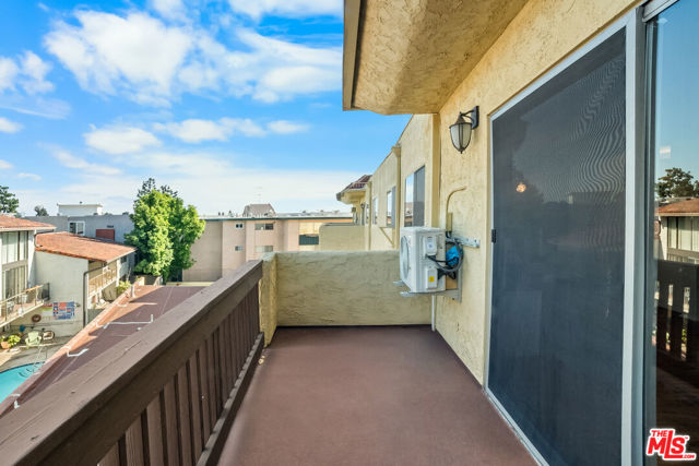 5950 Buckingham, Culver City CA: https://media.crmls.org/mediaz/6360c5fa-c03e-4279-a229-acd00de9cf73.jpg
