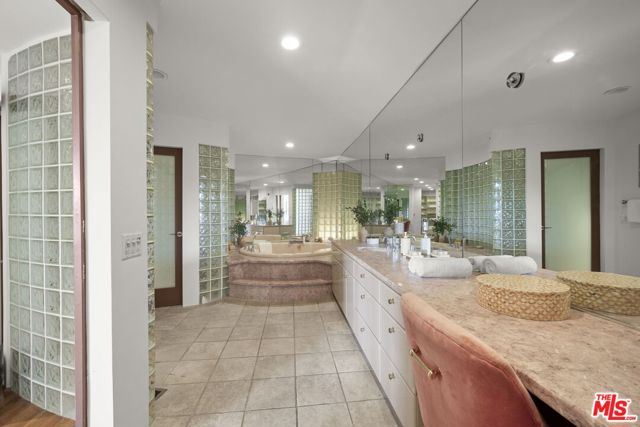 2980 Hollyridge Drive, Los Angeles CA: https://media.crmls.org/mediaz/63612288-3eea-4bc7-89c9-7ead91b4486c.jpg