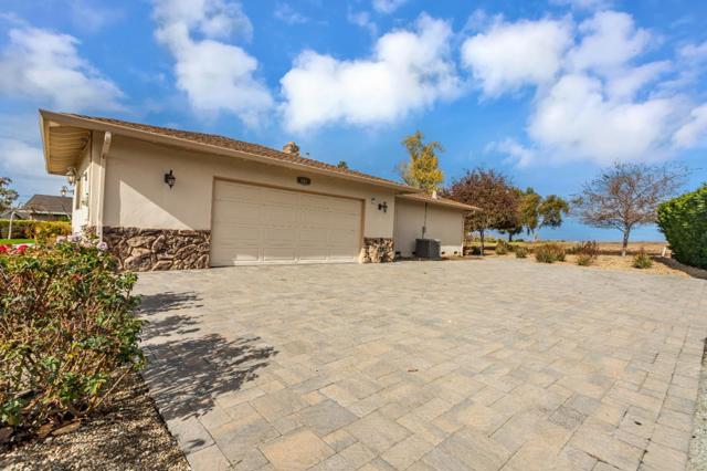690 Ridgemark Drive, Hollister CA: https://media.crmls.org/mediaz/6361455d-def7-4e03-8ed8-d5d80d960616.jpg