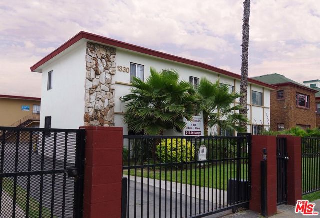 1330 S WILTON Place, Los Angeles CA: https://media.crmls.org/mediaz/63623a89-34f7-4de1-8e14-5f4bbe1e80a1.jpg