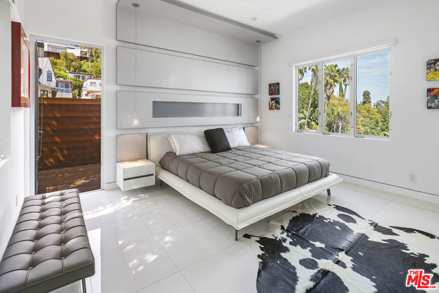 1377 Miller Place, Los Angeles CA: https://media.crmls.org/mediaz/6362796b-a2d1-4eea-8332-810434f7bb70.jpg