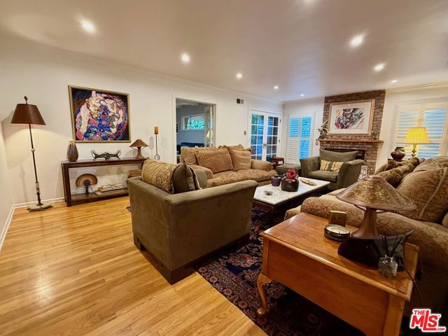 13957 Chandler Boulevard, Sherman Oaks CA: https://media.crmls.org/mediaz/6363d6d0-de7b-4c3f-bc75-32bfa510c728.jpg