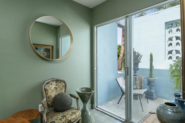 1055 E Granvia Valmonte, Palm Springs CA: https://media.crmls.org/mediaz/6363da68-d06a-44ff-8367-288644164f2d.jpg