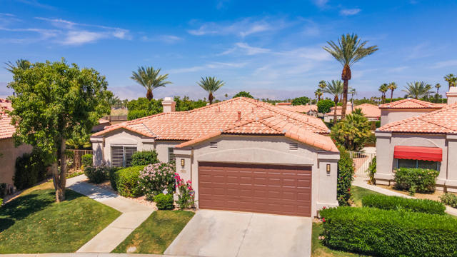 48245 Calle Floristas, La Quinta CA: https://media.crmls.org/mediaz/6365c26a-72ab-4e4f-888c-505eb91b9ebf.jpg