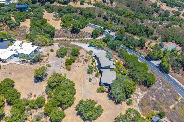 15335 Via Los Tulares, Carmel Valley CA: https://media.crmls.org/mediaz/6365d3f5-bdf0-4f2f-8915-ea0f58307999.jpg