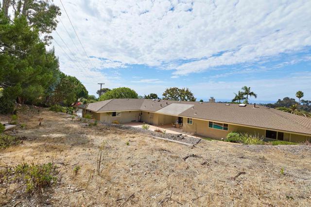 3190 Falcon Drive, Carlsbad CA: https://media.crmls.org/mediaz/63669cbe-7aeb-4196-a46d-26ad908b9ab0.jpg