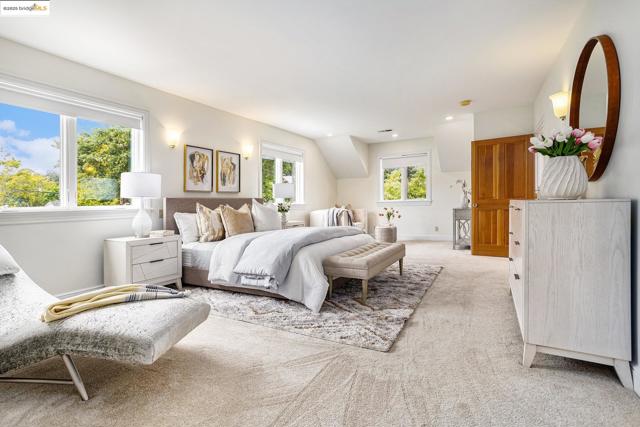 1415 Vancouver Ave, Burlingame CA: https://media.crmls.org/mediaz/6366b013-52cc-4b00-8e0a-4d704b969e3c.jpg