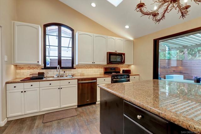 2002 Mendocino Blvd, San Diego CA: https://media.crmls.org/mediaz/6366c029-9a67-4c3a-beaf-46a365bb8134.jpg