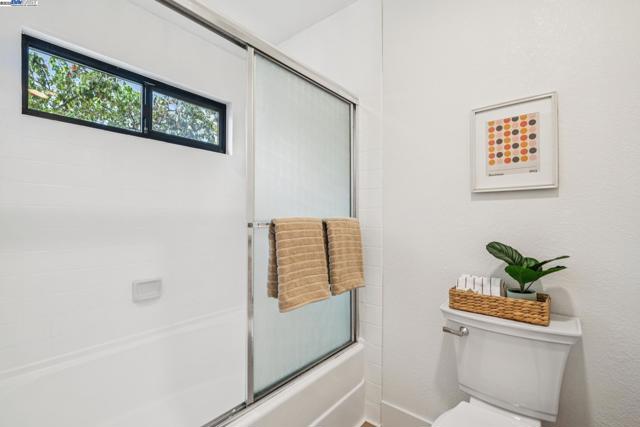 101 Carob Ln, Alameda CA: https://media.crmls.org/mediaz/63674f3e-32d9-4c55-93fd-8890658681c7.jpg