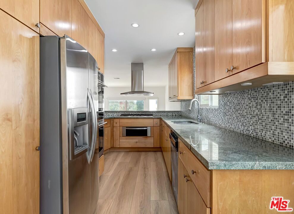 https://media.crmls.org/mediaz/636768bd-4bfd-4dd4-b4af-f3caa0b4024d.jpg?preset=X-Large