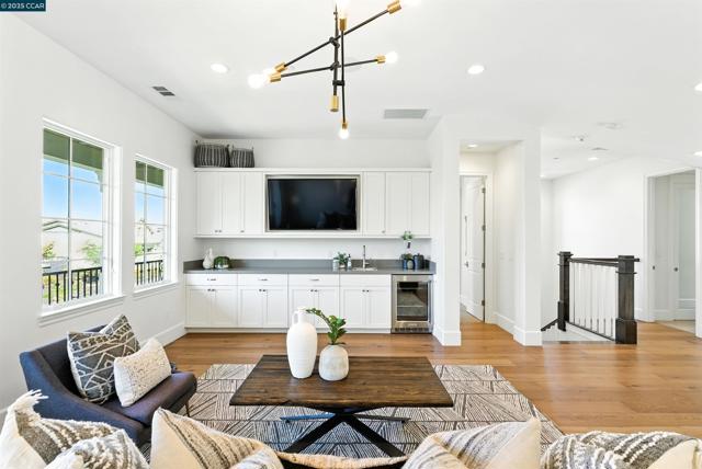 22 W Hill Way, Orinda CA: https://media.crmls.org/mediaz/63678f06-23cd-4174-926a-f26e29ecdb87.jpg