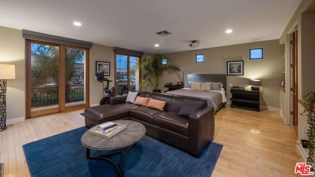 4115 Roma Court, Marina del Rey CA: https://media.crmls.org/mediaz/6367f8f6-250a-4dbe-b825-b39e99ed76a4.jpg