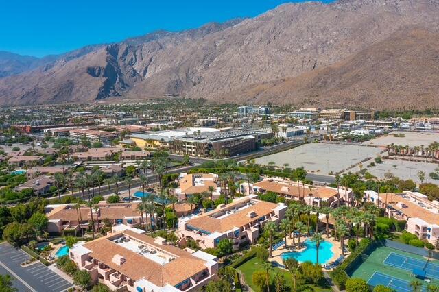 500 E Amado Road, Palm Springs CA: https://media.crmls.org/mediaz/63680071-871f-4f3b-8162-6b61df5d2c2d.jpg
