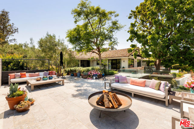 28837 Grayfox Street, Malibu CA: https://media.crmls.org/mediaz/6368247a-bd2e-4dd8-bdc6-fec77a67f32d.jpg