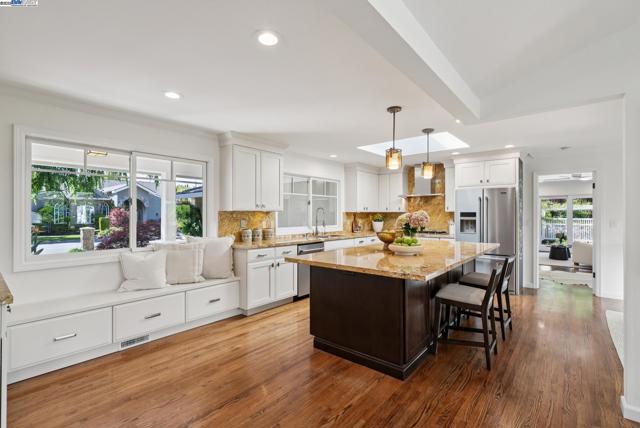 290 Bolla Ave, Alamo CA: https://media.crmls.org/mediaz/6368cad5-07e2-464d-a2b0-618854d77162.jpg