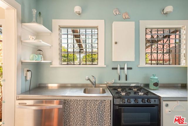 1315 Cabrillo Avenue, Venice CA: https://media.crmls.org/mediaz/6368ec77-8e20-41fa-a867-a68417d5e006.jpg