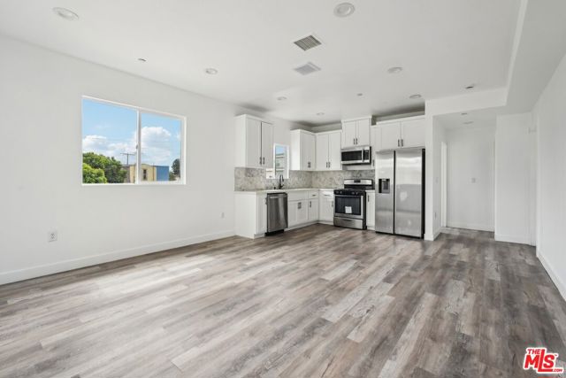 2516 Malabar Street, Los Angeles CA: https://media.crmls.org/mediaz/6368f902-c2ec-4b08-8a10-a56fa950d998.jpg