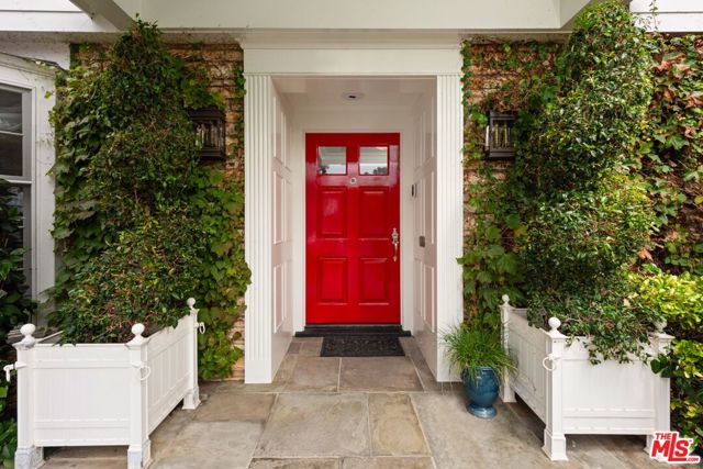 3848 Ethel Avenue, Studio City CA: https://media.crmls.org/mediaz/636935f2-d41f-4145-afd8-ea8b7a233951.jpg
