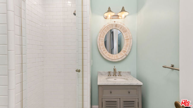 6815 Dume Drive, Malibu CA: https://media.crmls.org/mediaz/63695bde-6c56-4643-b750-05eb76ed4e4e.jpg