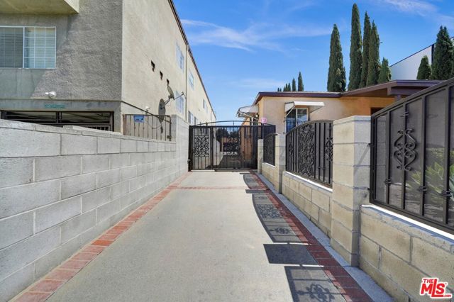 844 N Poinsettia Place, Los Angeles CA: https://media.crmls.org/mediaz/636ad148-c885-43ec-88b6-bab0879517d3.jpg