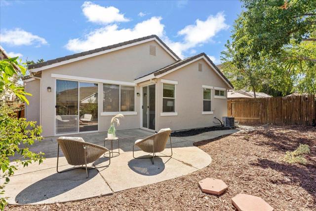 45 Diggins Drive, Folsom CA: https://media.crmls.org/mediaz/636bea13-866a-4501-a655-cb4f13361935.jpg