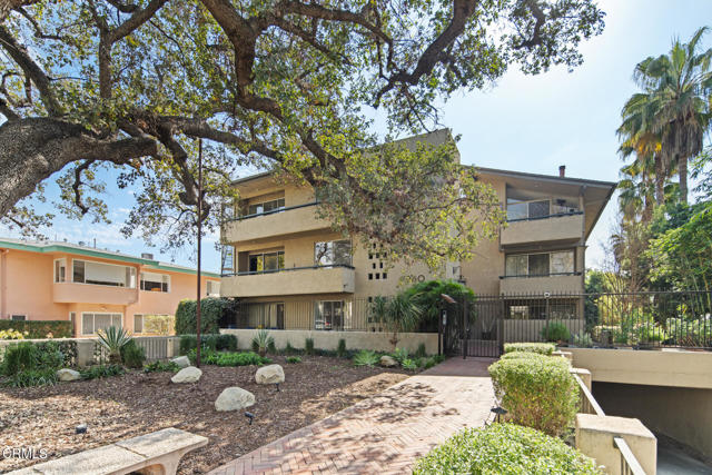 Detail Gallery Image 2 of 31 For 960 San Pasqual St #210,  Pasadena,  CA 91106 - 2 Beds | 3 Baths