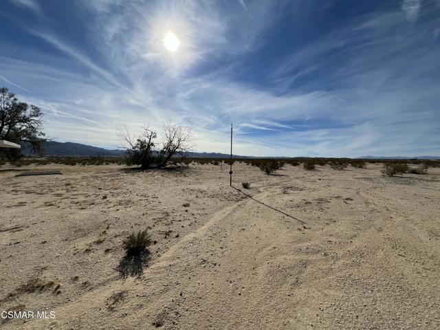 3904 Agua Avenue, 29 Palms CA: https://media.crmls.org/mediaz/636c1b4f-de40-4e38-8d75-4c9cb8e59eb0.jpg