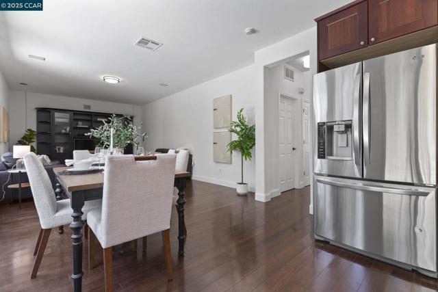 631 Summerwood Dr, Brentwood CA: https://media.crmls.org/mediaz/636c4ffa-9863-4706-871a-a1b1c492ad33.jpg