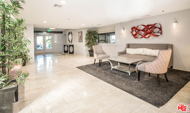 410 S Barrington Avenue, Los Angeles CA: https://media.crmls.org/mediaz/636c7dcc-9fda-4360-b813-1637331a080a.jpg