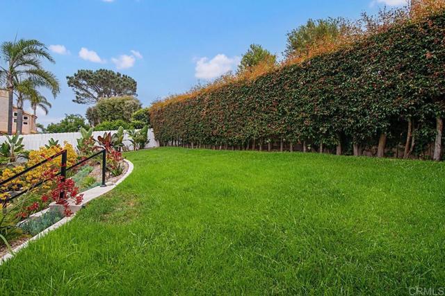 2127 Heather Ln, Del Mar CA: https://media.crmls.org/mediaz/636ce570-4ffb-42b1-93ac-94a3beba8242.jpg